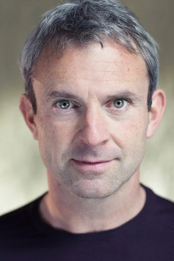 Chân dung Simon Lenagan