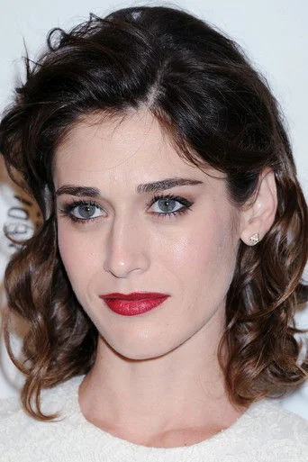 Chân dung Lizzy Caplan