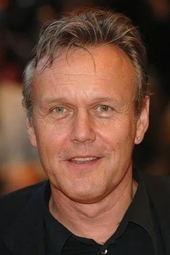 Chân dung Anthony Stewart Head