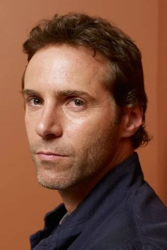 Chân dung Alessandro Nivola