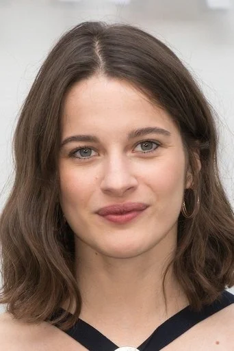 Chân dung Rebecca Marder