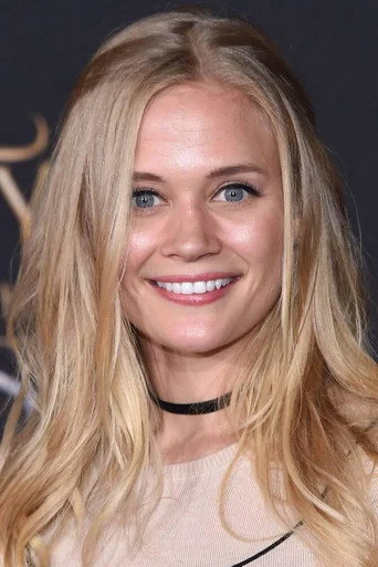 Chân dung Carly Schroeder