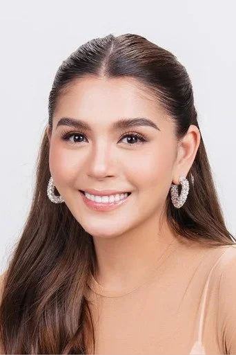 Chân dung Ashley Ortega