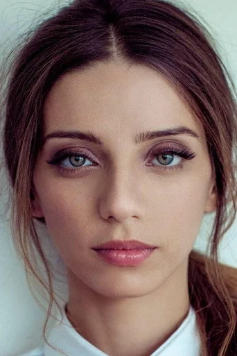 Chân dung Angela Sarafyan