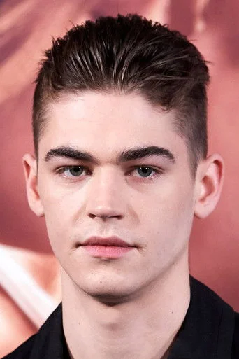 Chân dung Hero Fiennes Tiffin