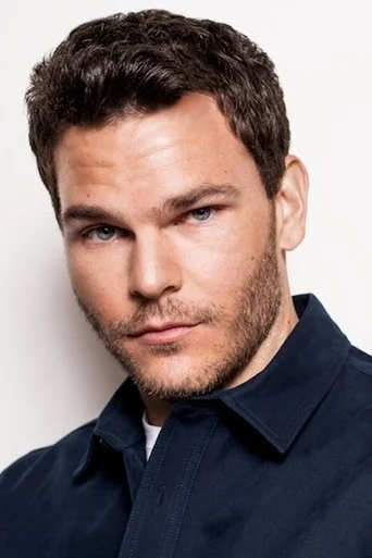 Chân dung Josh Helman