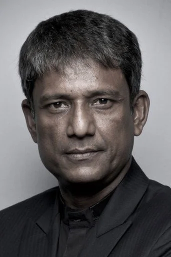 Chân dung Adil Hussain