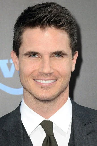 Chân dung Robbie Amell