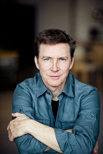 Chân dung Julian Casey
