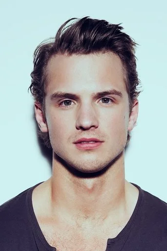 Chân dung Freddie Stroma
