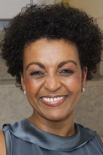 Chân dung Adjoa Andoh