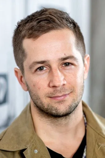 Chân dung Michael Angarano