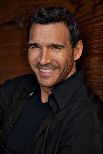 Chân dung Adrian Paul