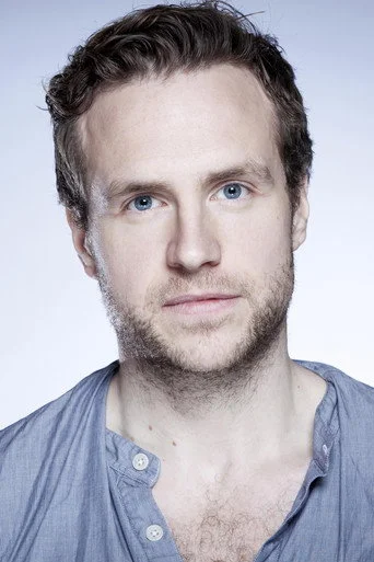 Chân dung Rafe Spall
