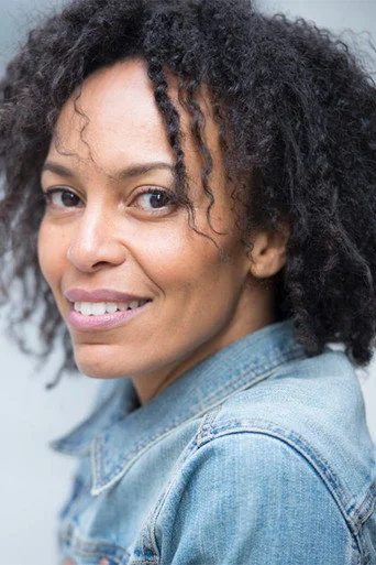 Chân dung Eisa Davis