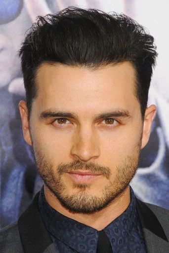 Chân dung Michael Malarkey