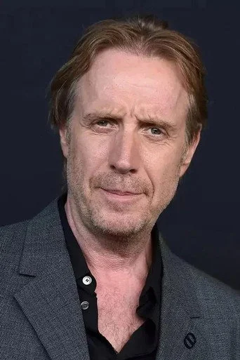 Chân dung Rhys Ifans