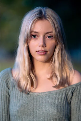 Chân dung Grace Van Dien