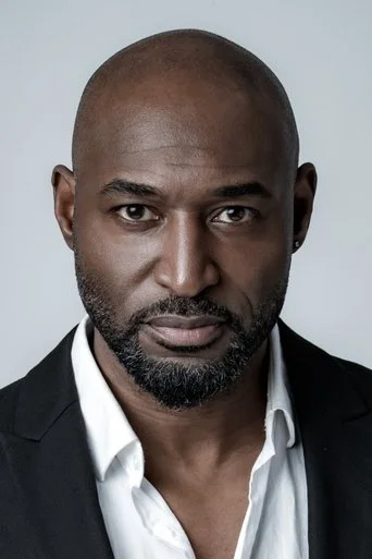Chân dung Adrian Holmes