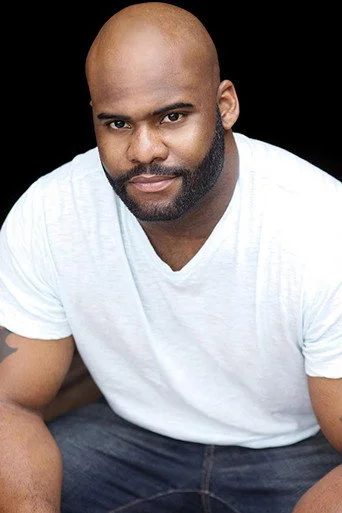 Chân dung Marcus Lewis