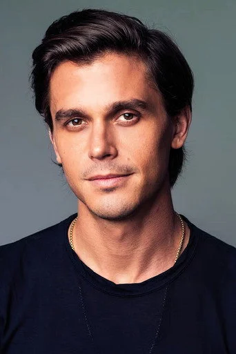 Chân dung Antoni Porowski