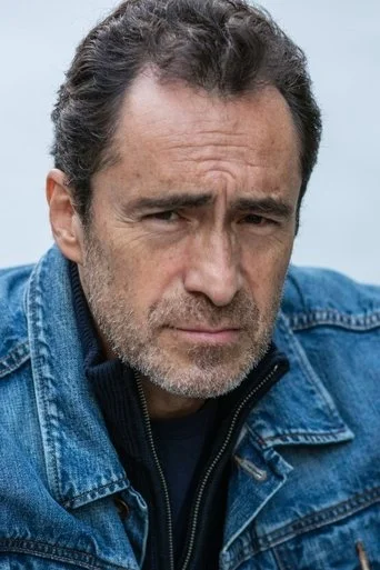 Chân dung Demián Bichir