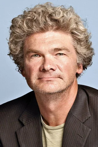 Chân dung Simon Farnaby