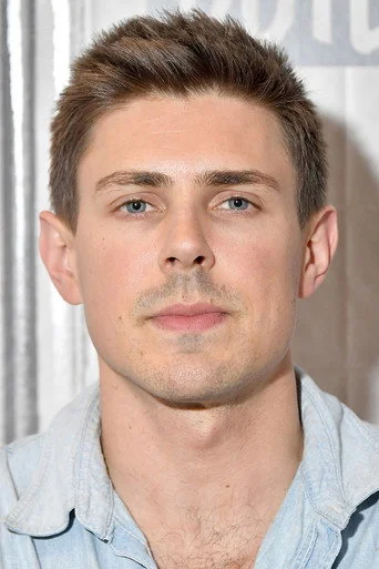 Chân dung Chris Lowell