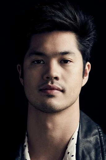 Chân dung Ross Butler