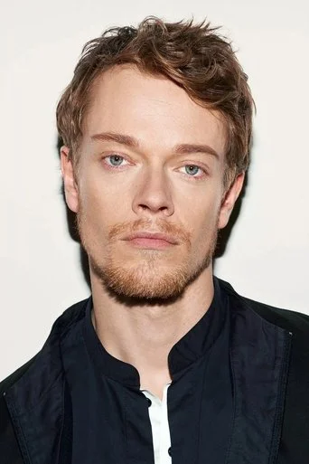 Chân dung Alfie Allen