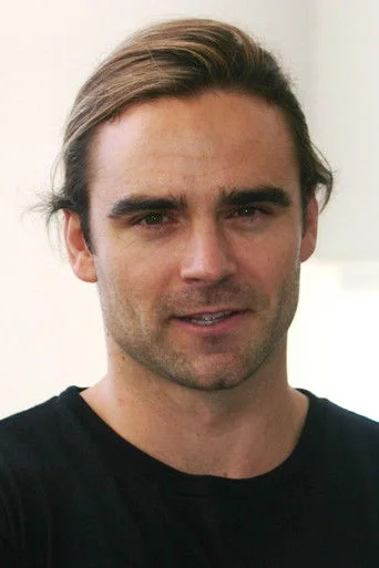 Chân dung Dustin Clare
