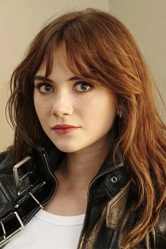 Chân dung Emilia Jones