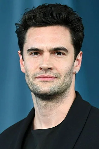 Chân dung Tom Bateman