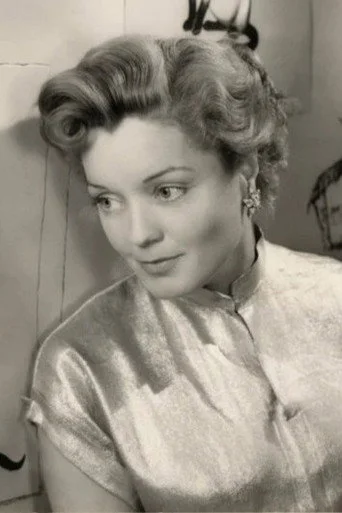 Chân dung Shelagh Fraser