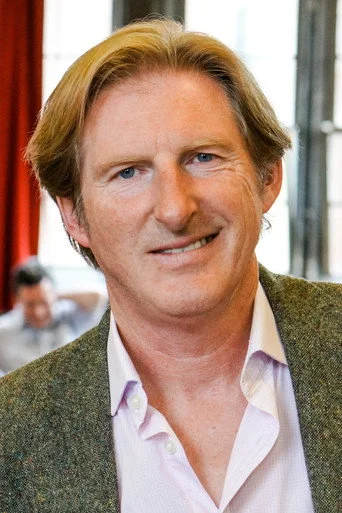 Chân dung Adrian Dunbar