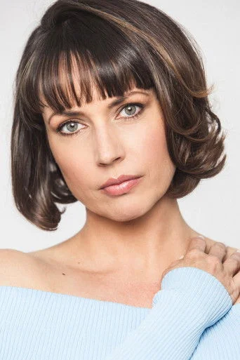 Chân dung Julie Ann Emery