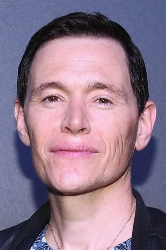 Chân dung Burn Gorman