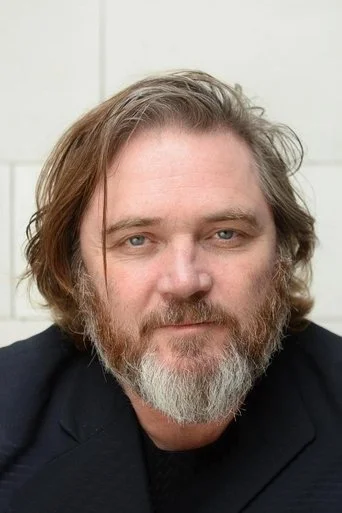 Chân dung Alex Ferns