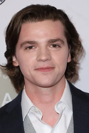 Chân dung Joel Courtney