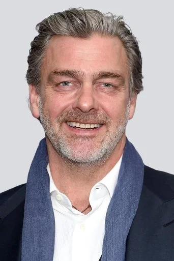 Chân dung Ray Stevenson