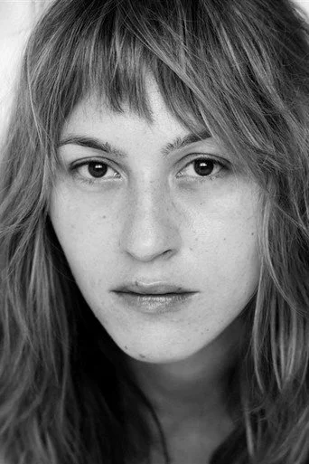 Chân dung Sarah Adler