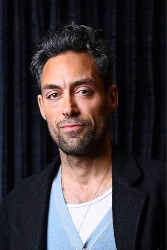 Chân dung Alex Hassell