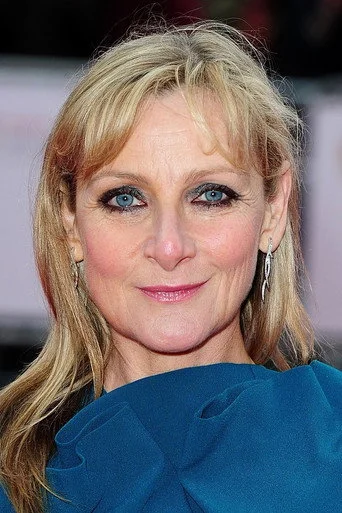 Chân dung Lesley Sharp