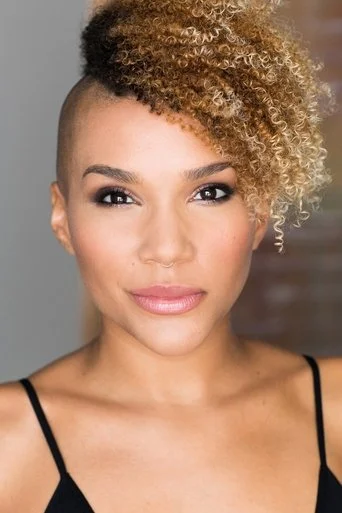 Chân dung Emmy Raver-Lampman