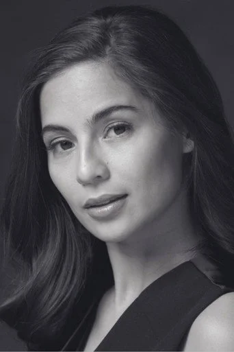 Chân dung Jasmine Curtis-Smith