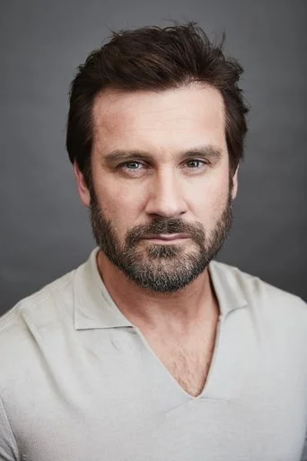 Chân dung Clive Standen