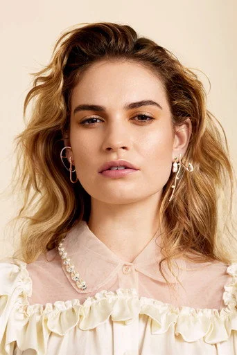 Chân dung Lily James