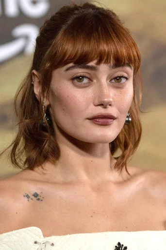 Chân dung Ella Purnell