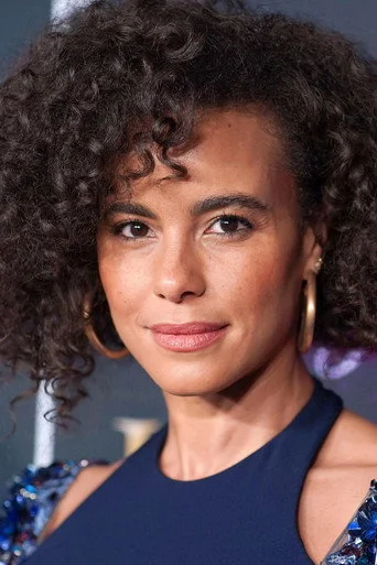 Chân dung Parisa Fitz-Henley