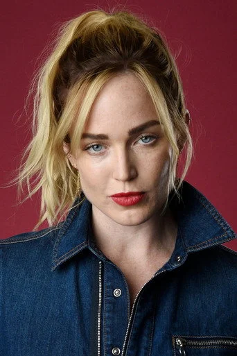 Chân dung Caity Lotz